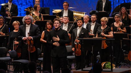 Chefdirigent Joshua Weilerstein.